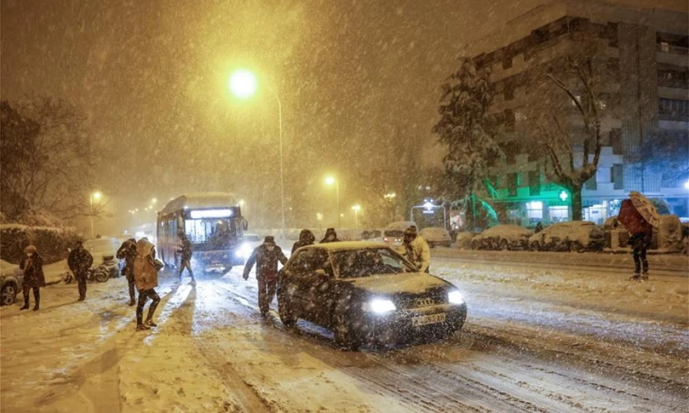 Χιονιάς - Μαδρίτη: Στρατιωτική επιχείρηση για τον απεγκλωβισμό οδηγών